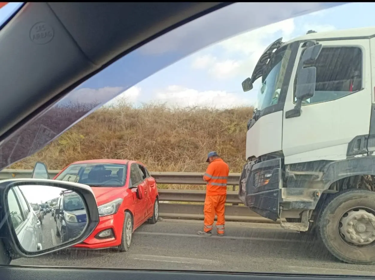 Colisión entre un turismo y un camión hormigonera en una autovía de Ibiza