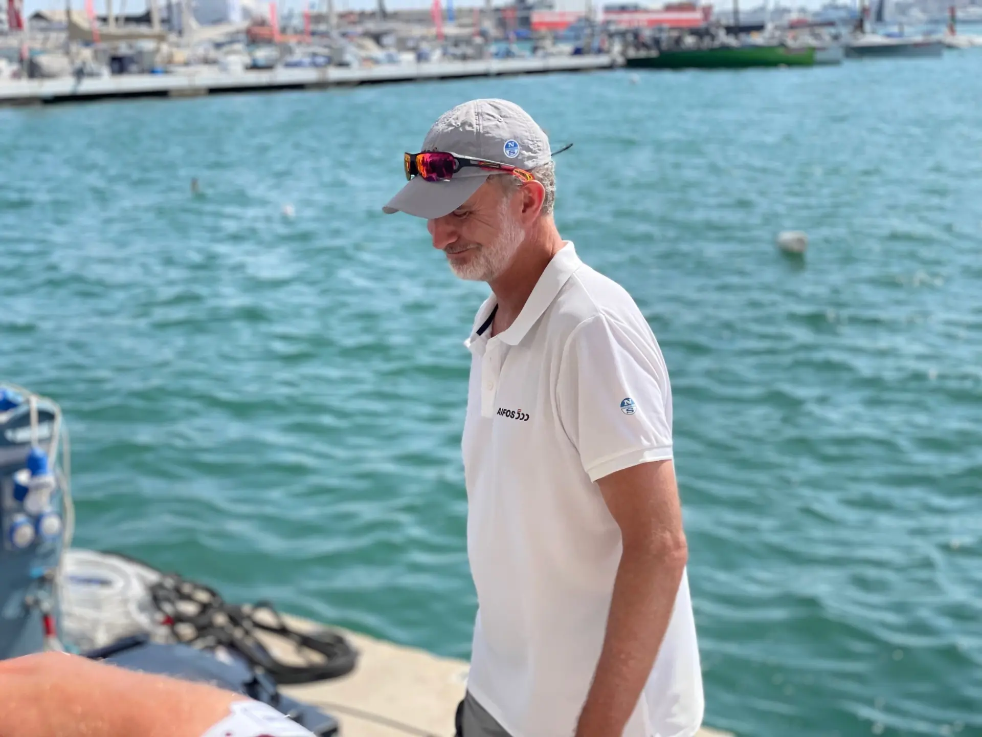 El rey Felipe VI, fotografiado en bañador en Mallorca con un grupo de amigos