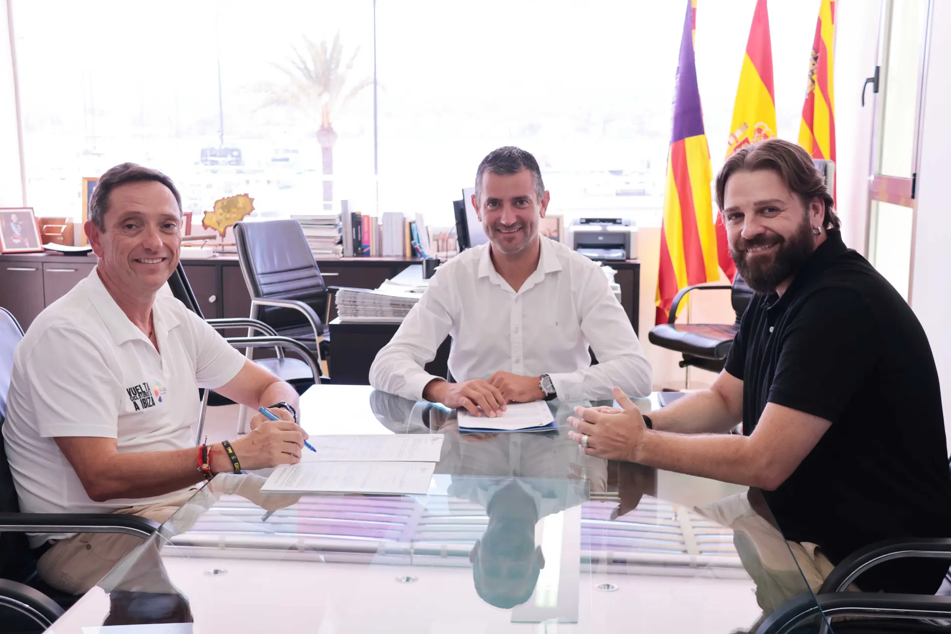 Sant Antoni firma los convenios de colaboración con el Club Ibiza Sport para la organización de la Vuelta a Ibiza en MTB y la Vuelta Cicloturista a Ibiza
