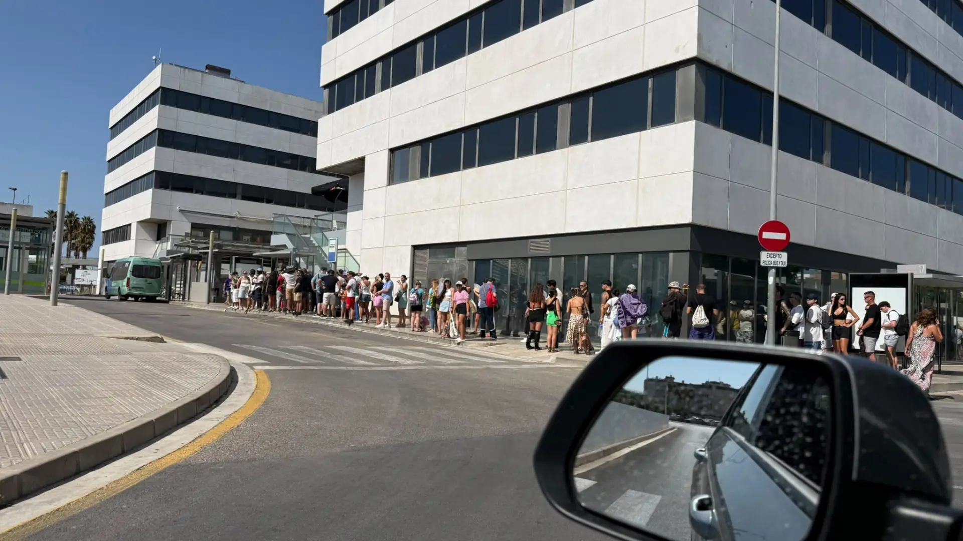Largas colas en la estación de autobuses de Ibiza para acceder a la línea con destino a Sant Antoni