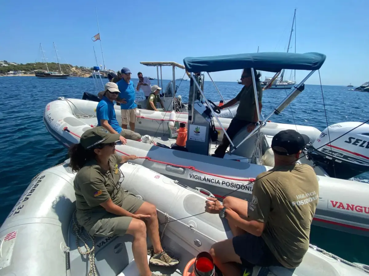 665 barcos vigilados en Ibiza y Formentera durante el eclipse para proteger la posidonia