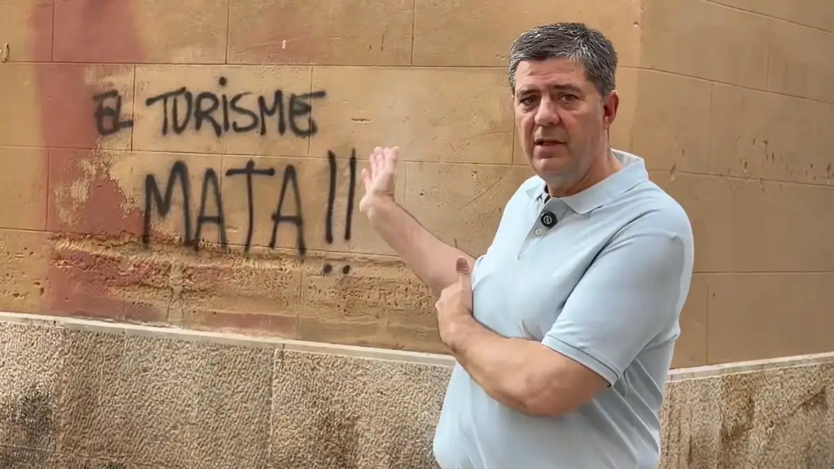 Aparecen pintadas de «el turismo mata» en la fachada de la Conselleria balear de Turismo