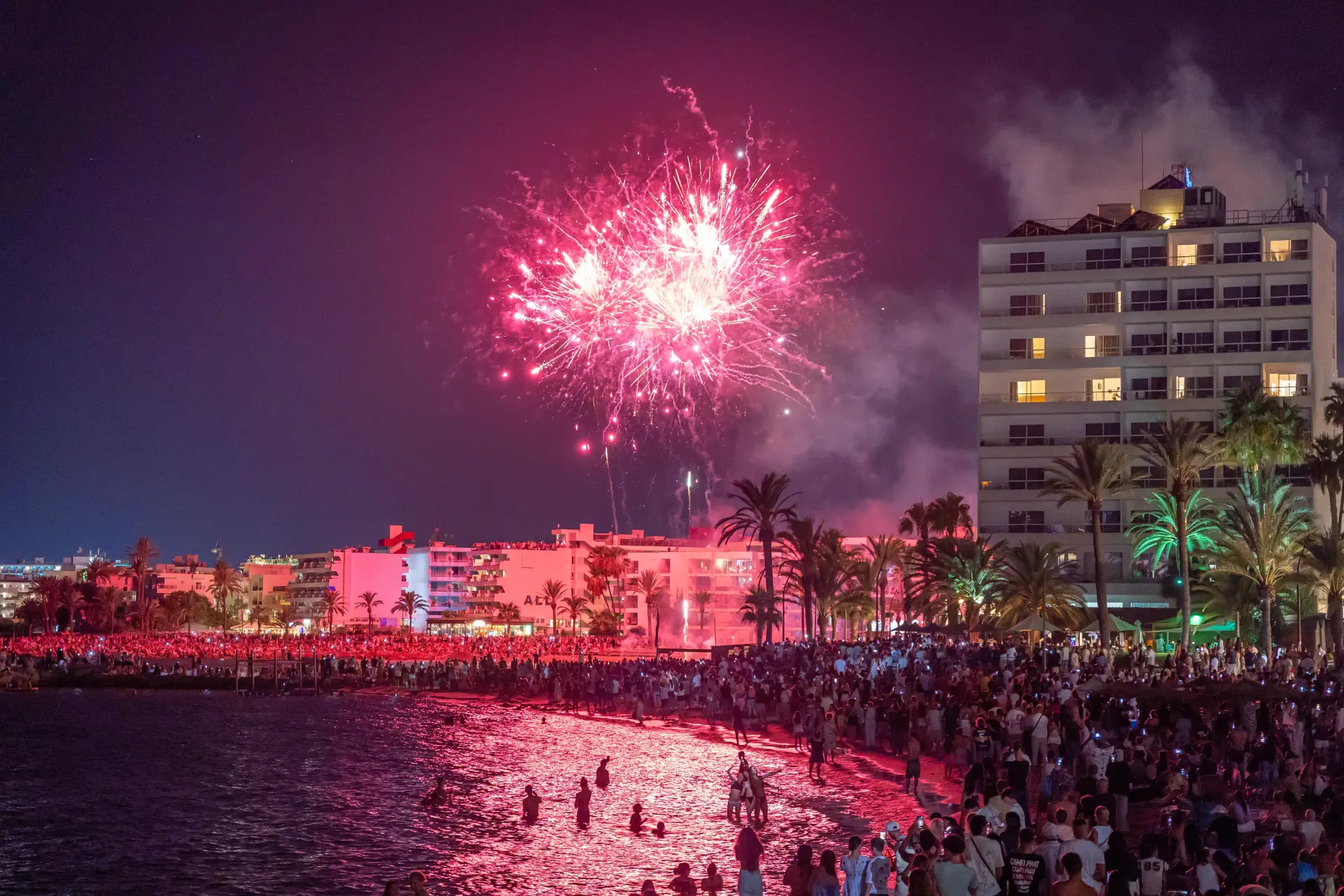 Divergencia de opiniones entre los vecinos de Ibiza tras el castillo de fuegos artificiales de clausura de las Festes de la Terra en Figueretas