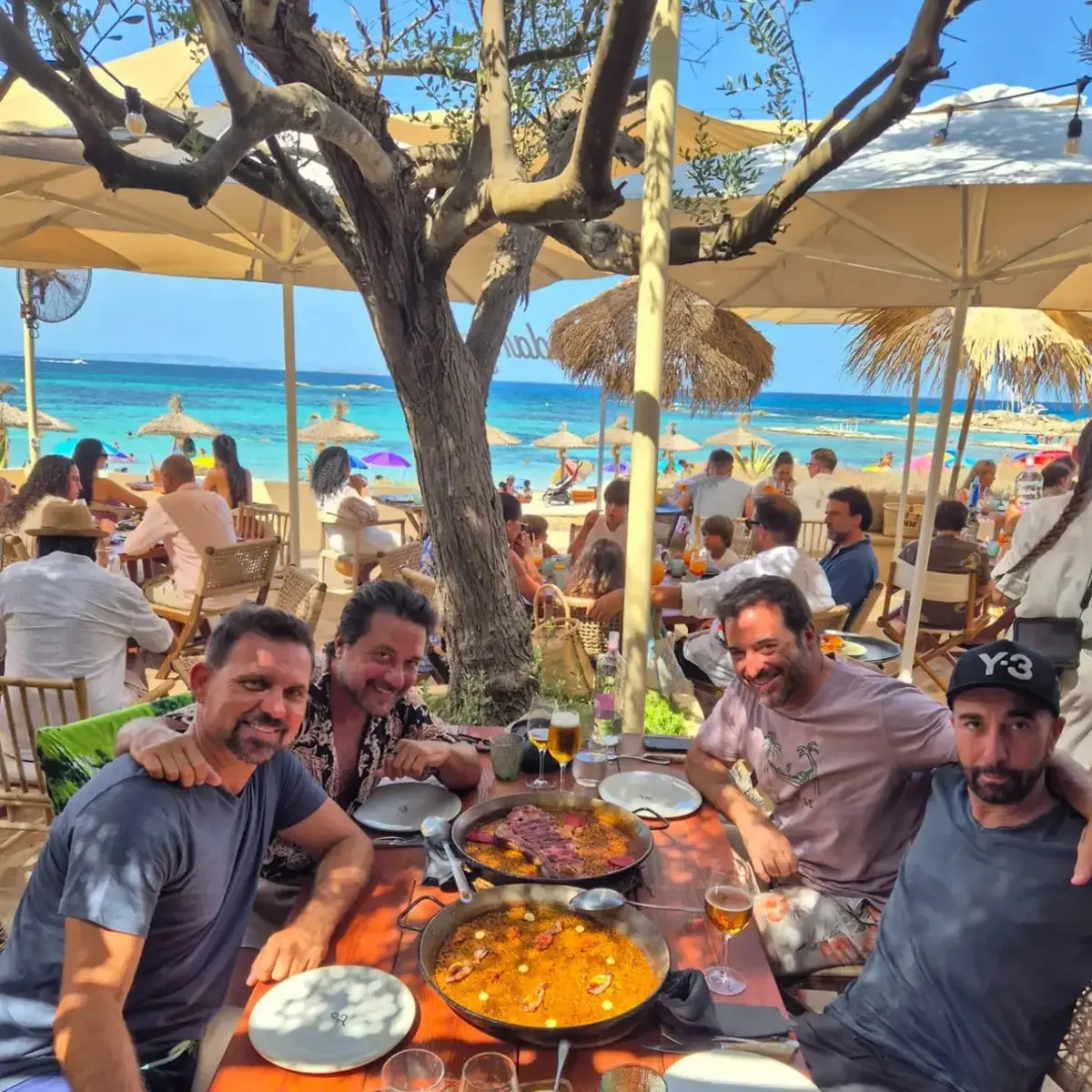 Enrique Arce vuelve a Formentera y presume de amistad y paella: «El mejor arroz año tras año»