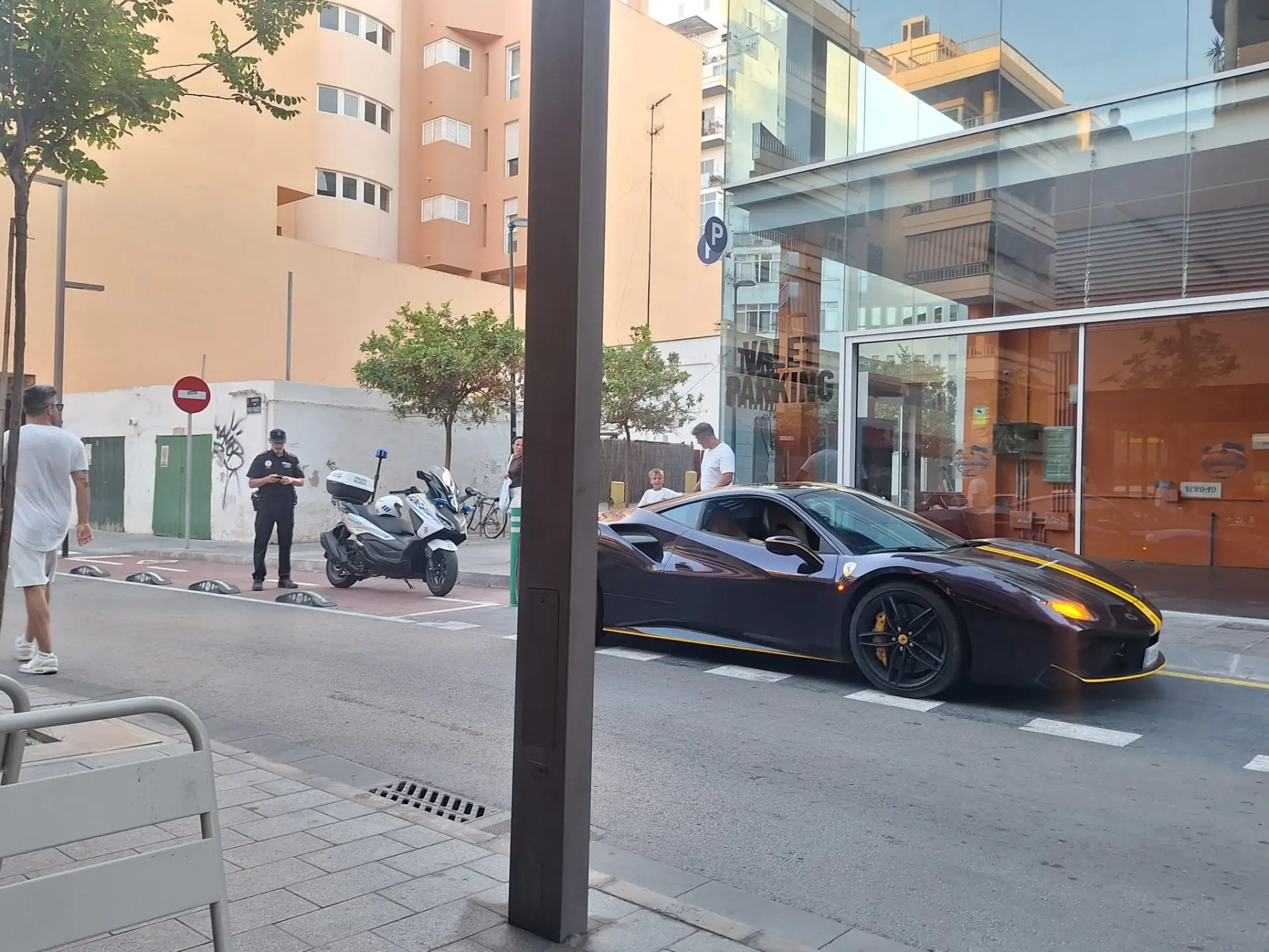 Multazo por aparcar su Ferrari en pleno carril bici en Ibiza