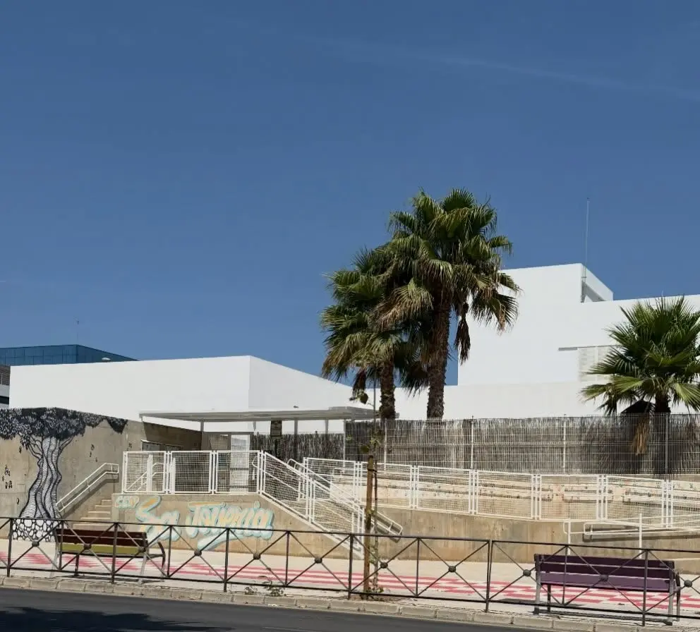El CEIP Sa Joveria estrena un toldo en su entrada tras una demanda histórica