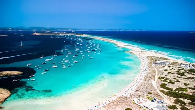 Aún queda verano: escapadas de última hora en ferry desde Ibiza