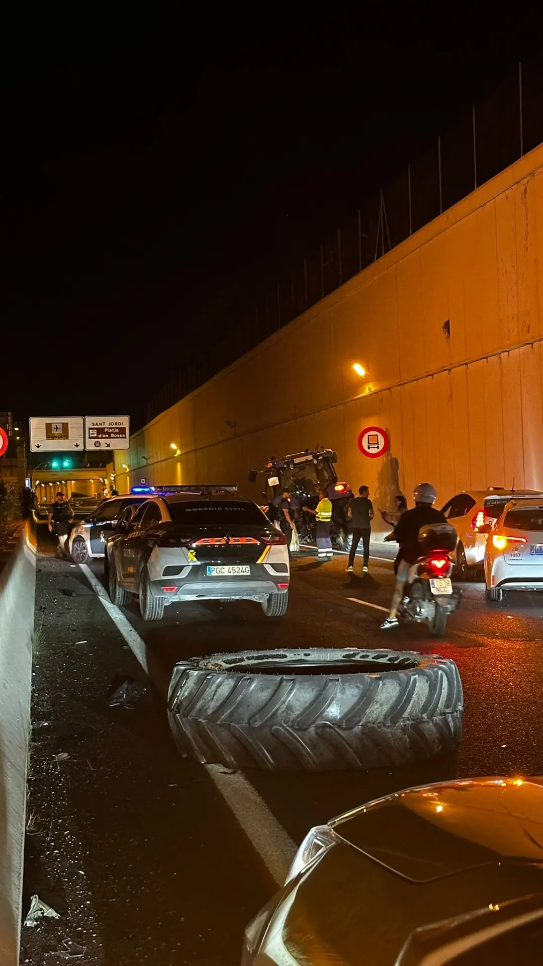 Un coche choca contra un tractor de playas en el túnel de la carretera del aeropuerto de Ibiza