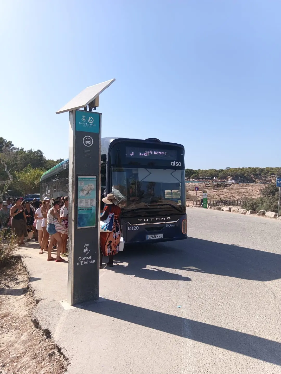 Las líneas de autobús a Cala Salada, Benirràs, ses Salines y Cala d'Hort multiplican su oferta este verano