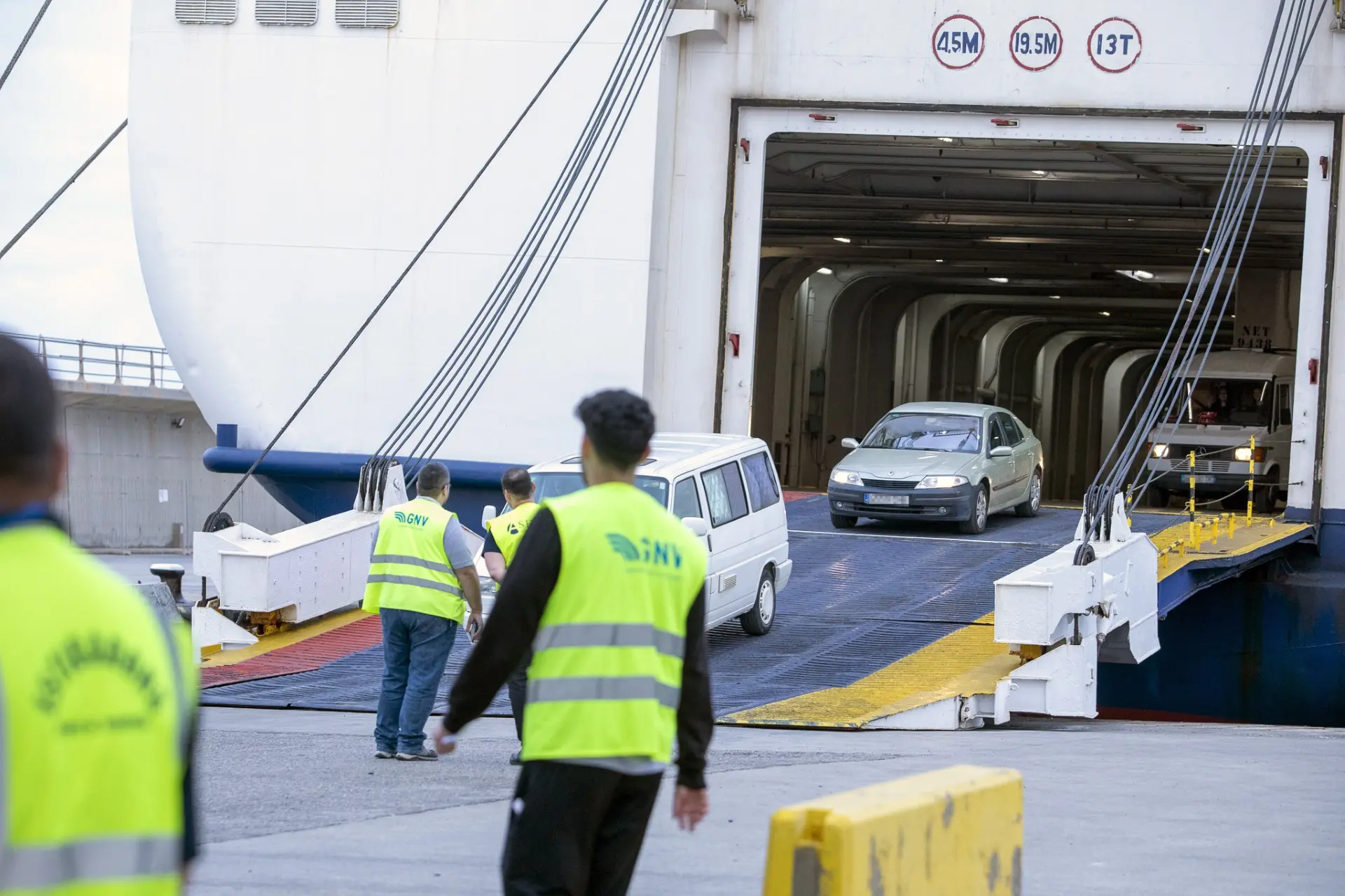 La limitación de vehículos reduce un 13,7% los movimientos en el puerto de Ibiza en dos años