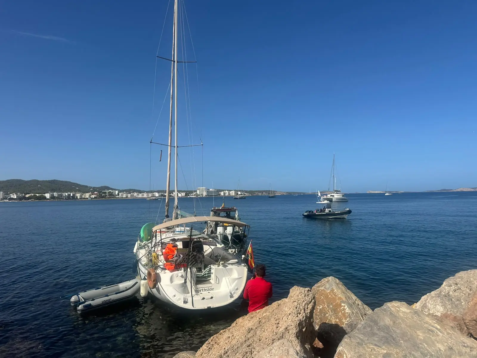 Aparece un barco encallado en Sant Antoni