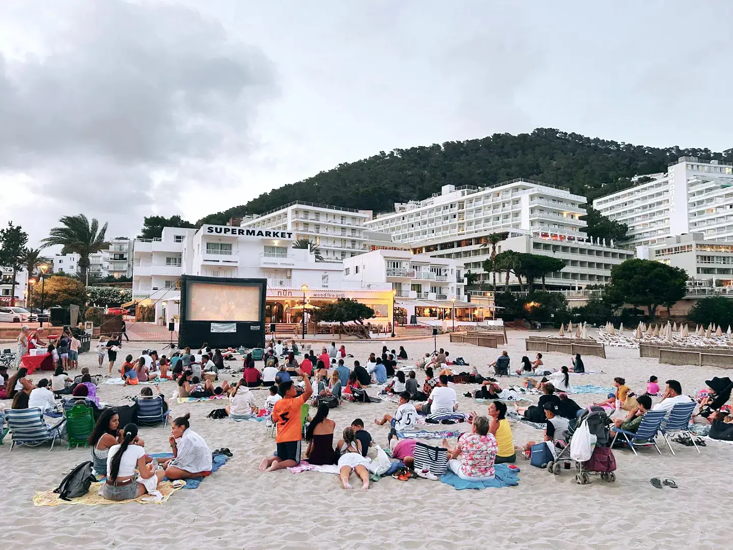 ‘Inside Out 2’ clausura este domingo el ciclo solidario ‘Cinema at the Beach’ de Cala Llonga a beneficio de IFCC