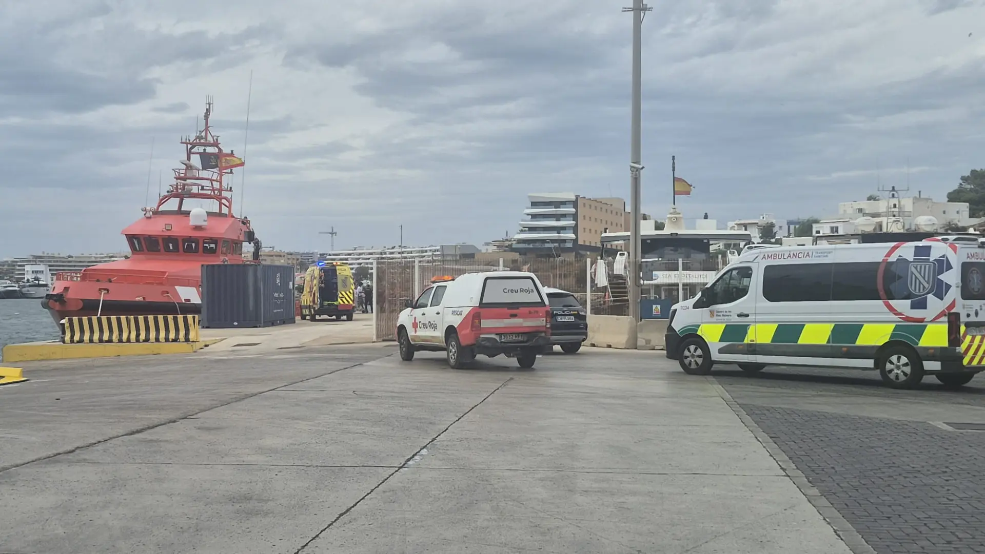 Al menos dos migrantes, trasladados al hospital público de Ibiza tras su travesía en patera