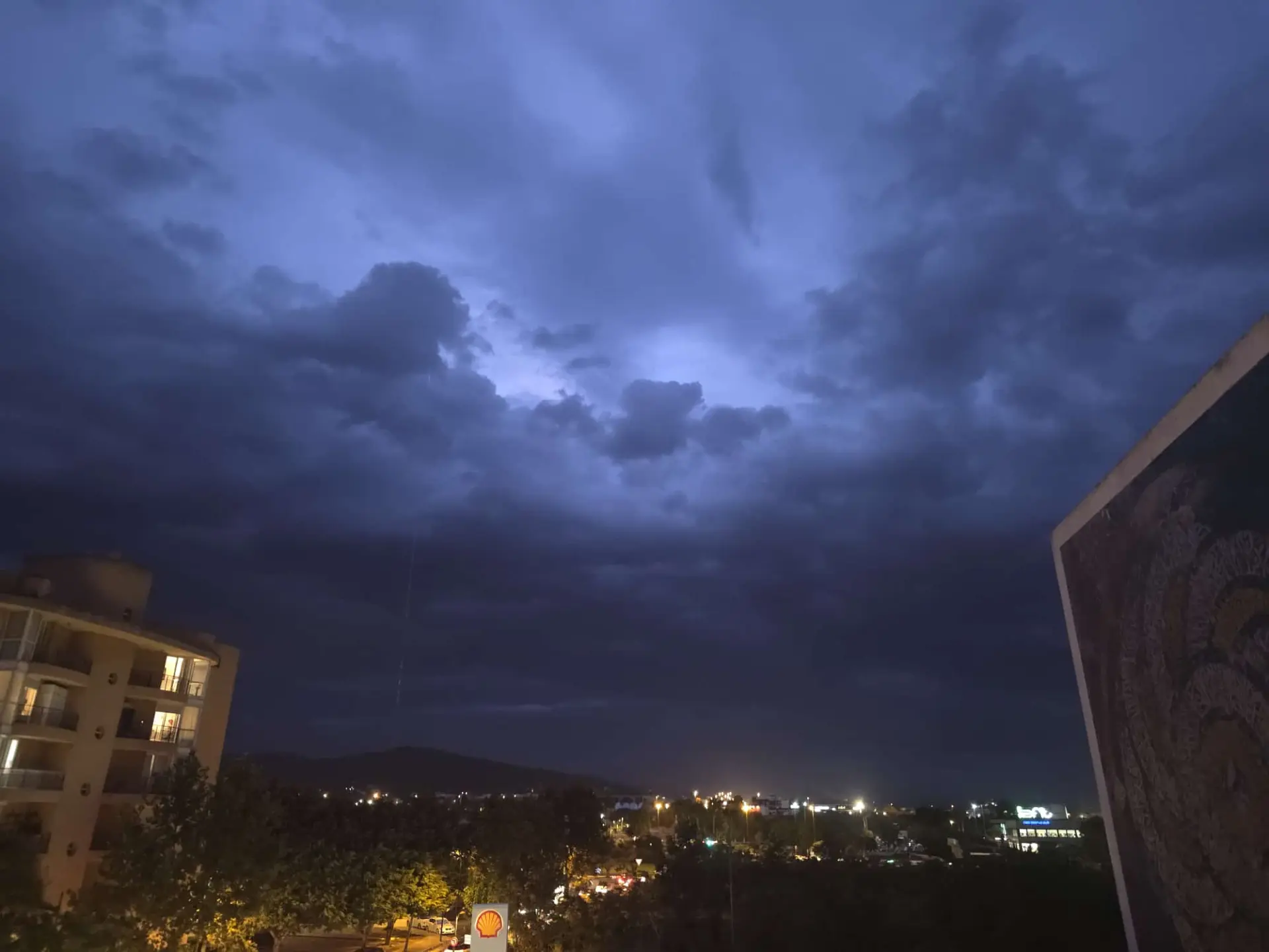La turbonada llega a Ibiza con fuertes rachas de viento y tormentas