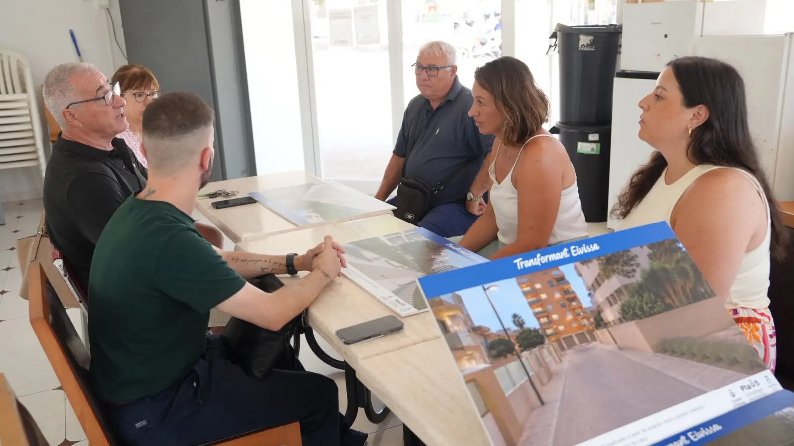 Vila enseña a la Asociación de Vecinos de Platja d’en Bossa las mejoras que se realizarán en las calles del barrio