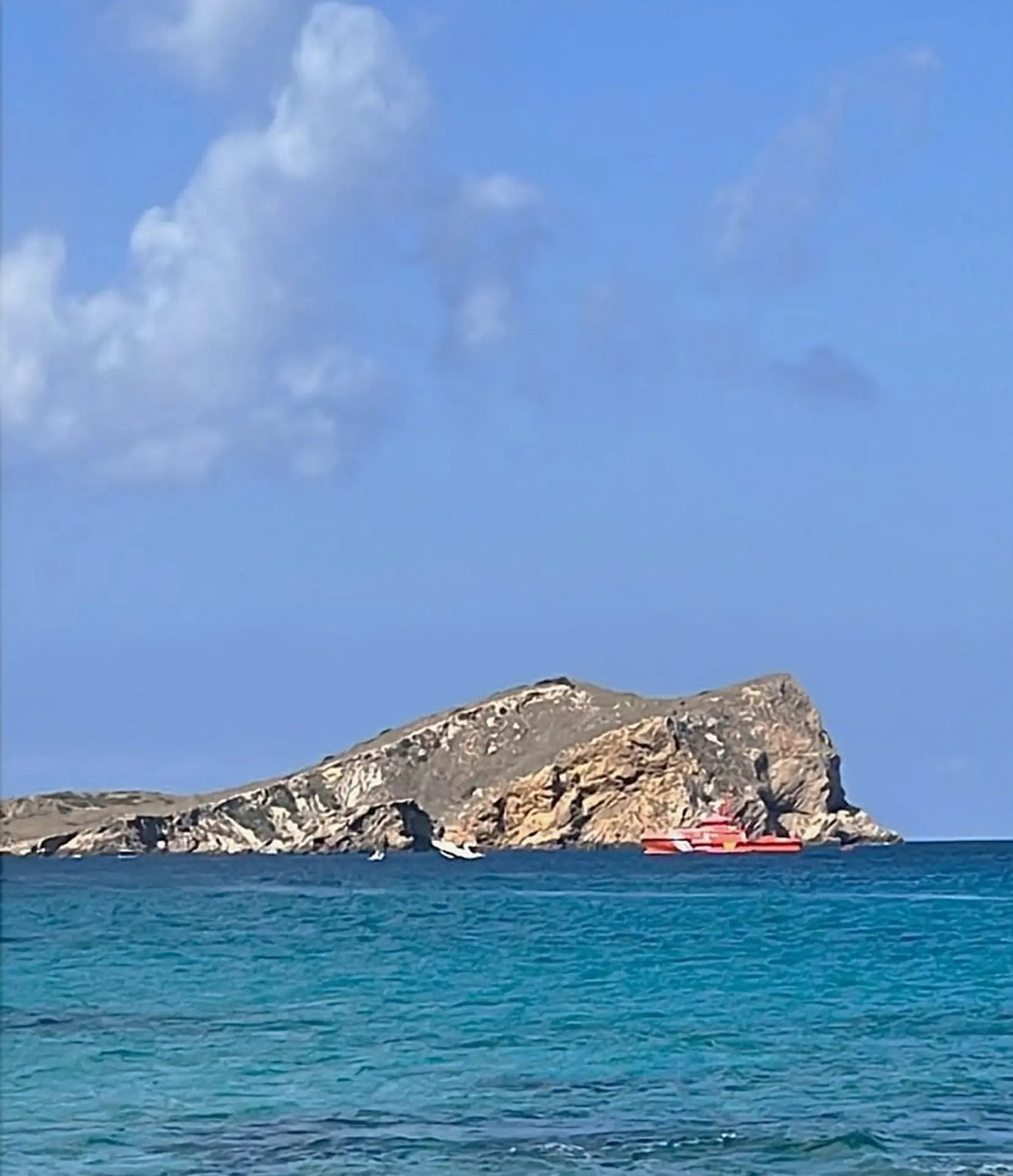 Rescatadas cuatro personas cuya embarcación se estaba hundiendo tras chocar con las rocas en una playa de Ibiza