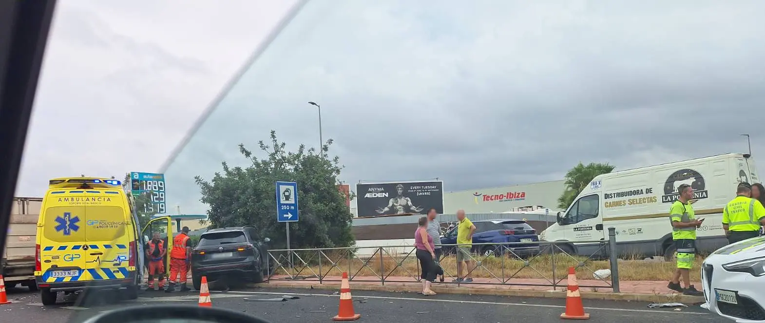 Una persona resulta herida en una colisión entre un coche y un camión caja en la carretera de Ibiza a Sant Antoni