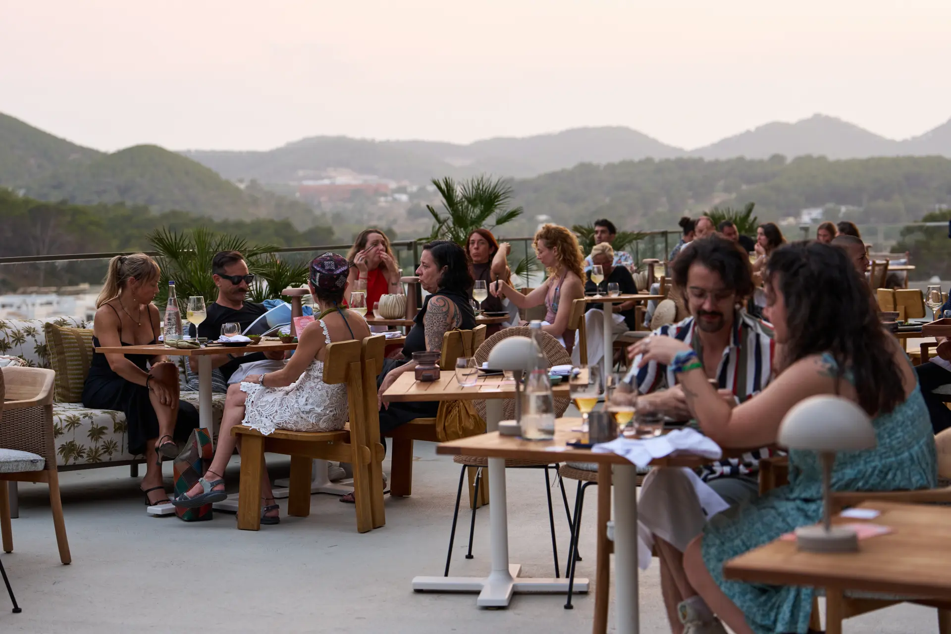 Juanito Makandé en NIKO Al Fresco: Música, creatividad y sabor sobre la bahía de Cala Llonga