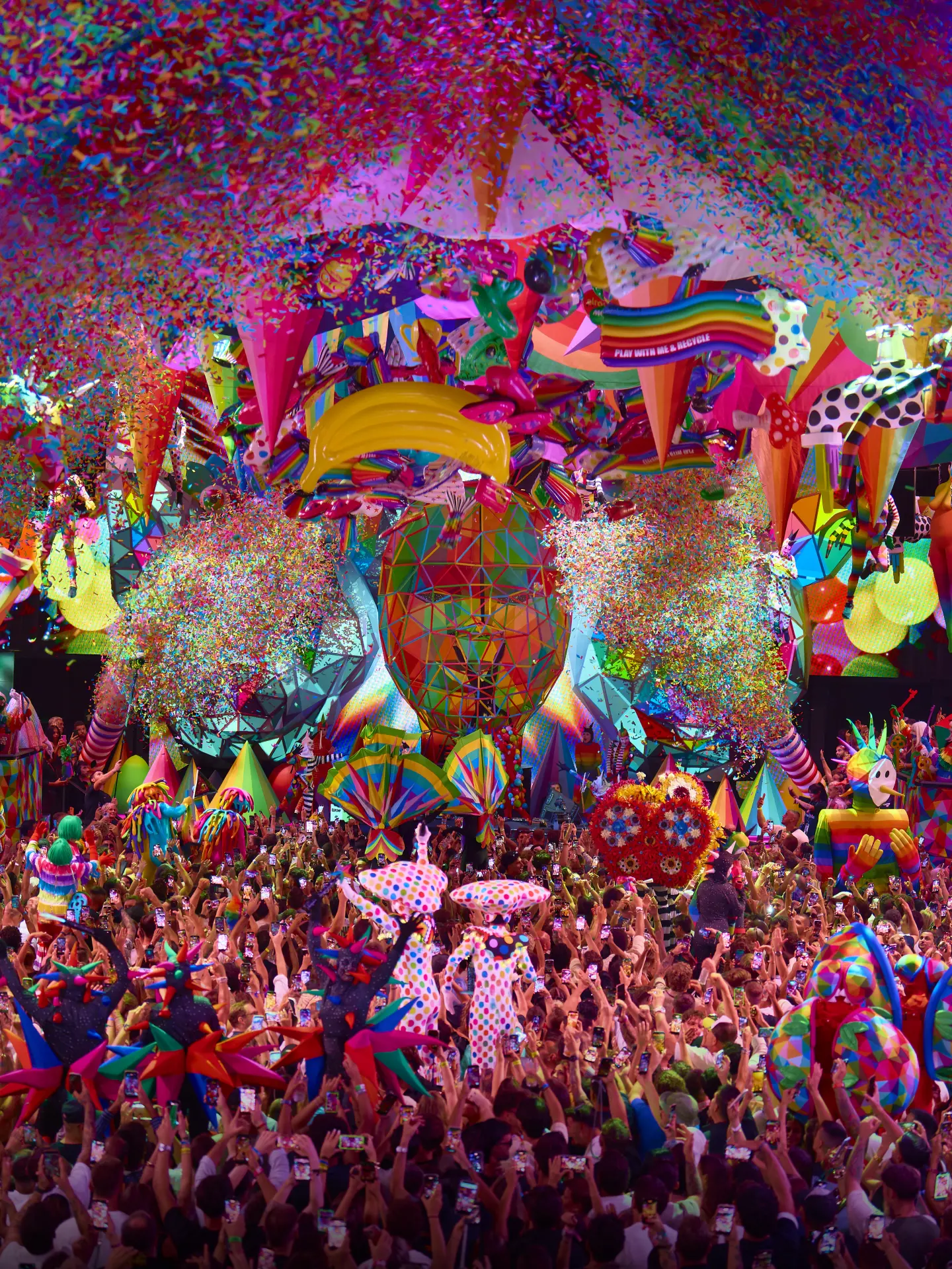 Okuda San Miguel vuelve a transformar [UNVRS] con Neo Kaos Garden
