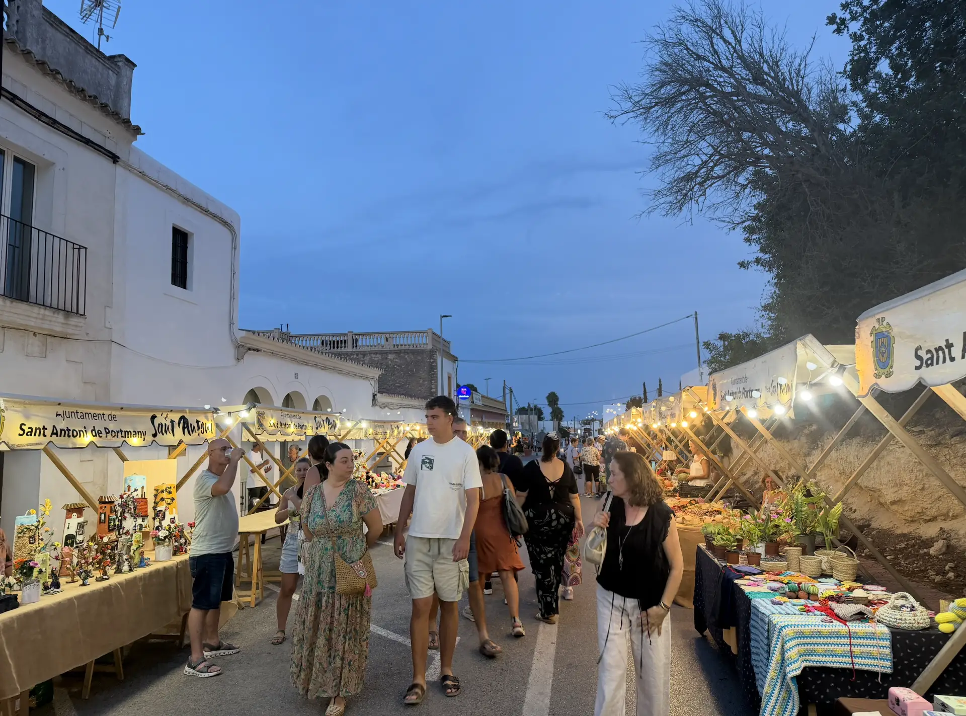 Artesanía, producto local y tradición se dan cita cada jueves en Sant Rafel