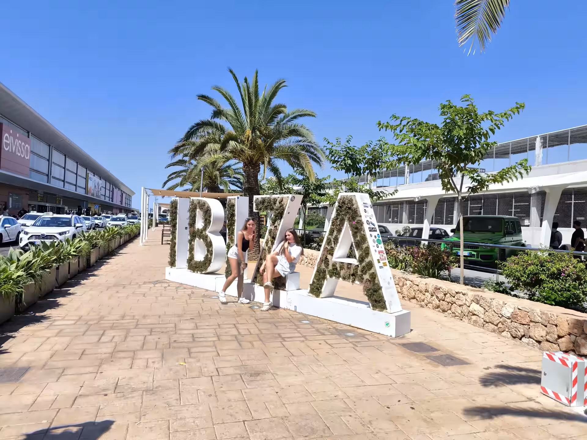 Las patronales alertan: «Criminalizar al turismo o enfrentar al visitante con el residente no soluciona nada»