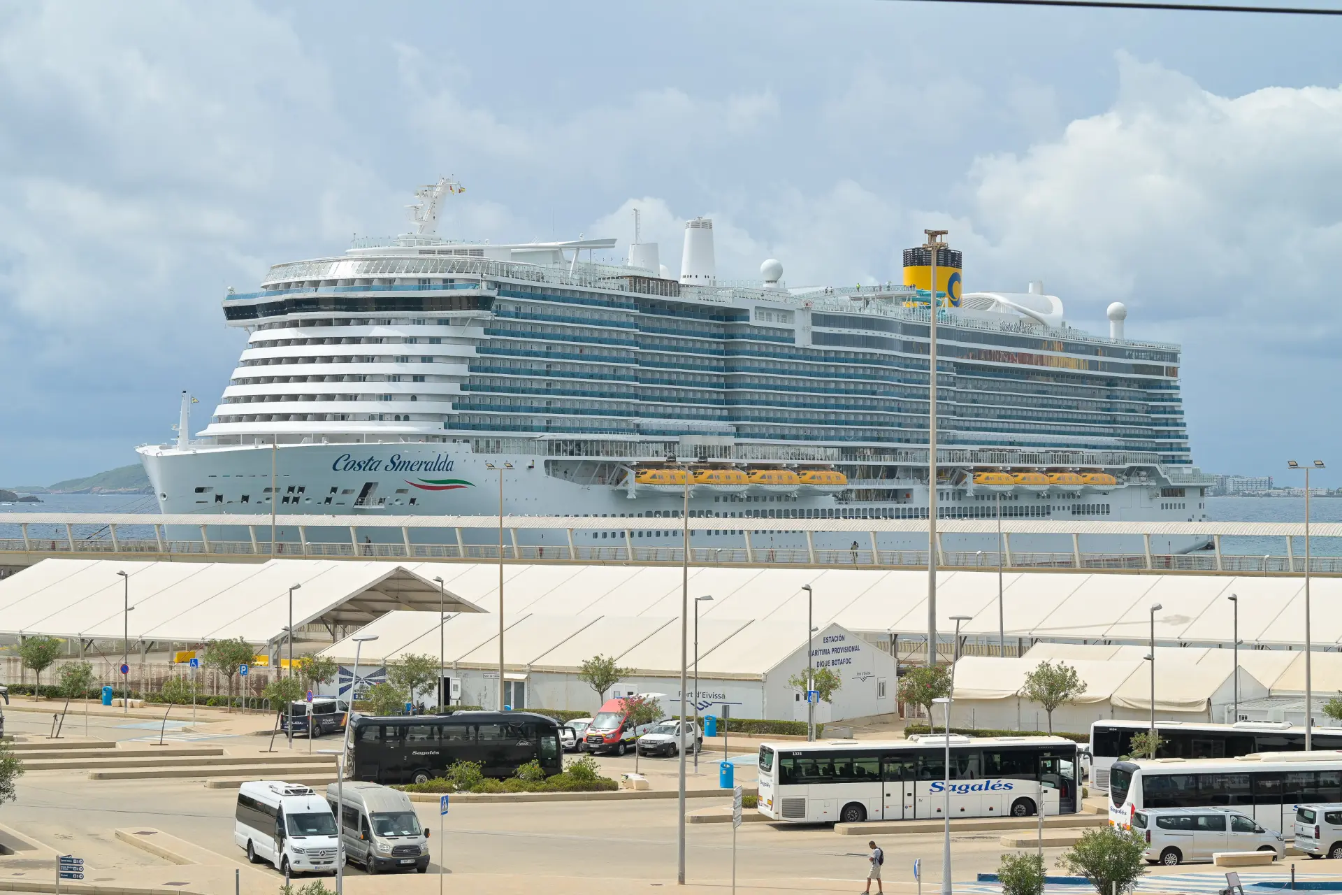Cruceros en Ibiza: «Muchos bajan del barco con el bocata y la botella de agua»