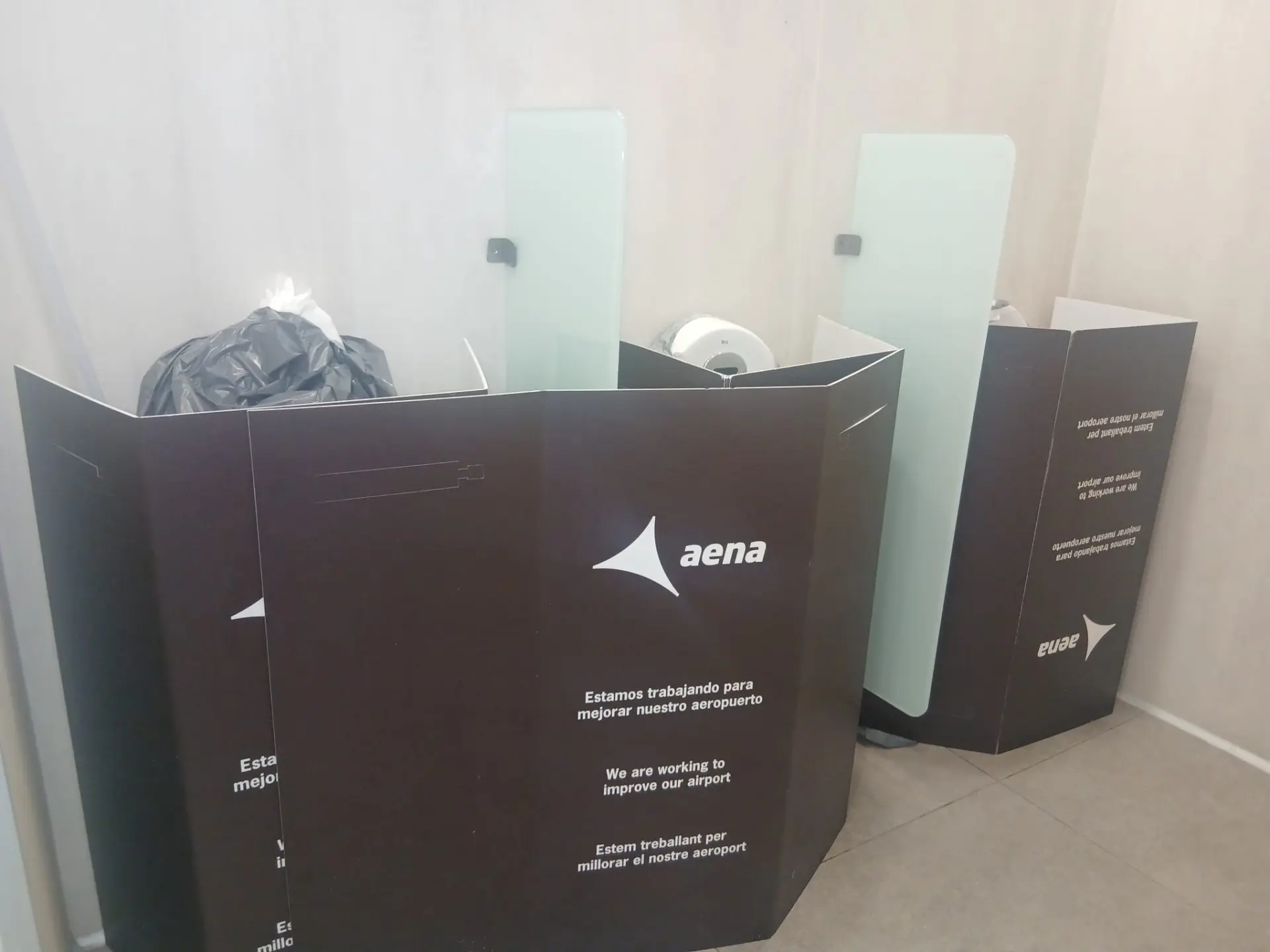 Trabajadores del aeropuerto de Ibiza denuncian que una gran parte de los baños no funcionan y Aena lo achaca al «elevado tráfico estival»