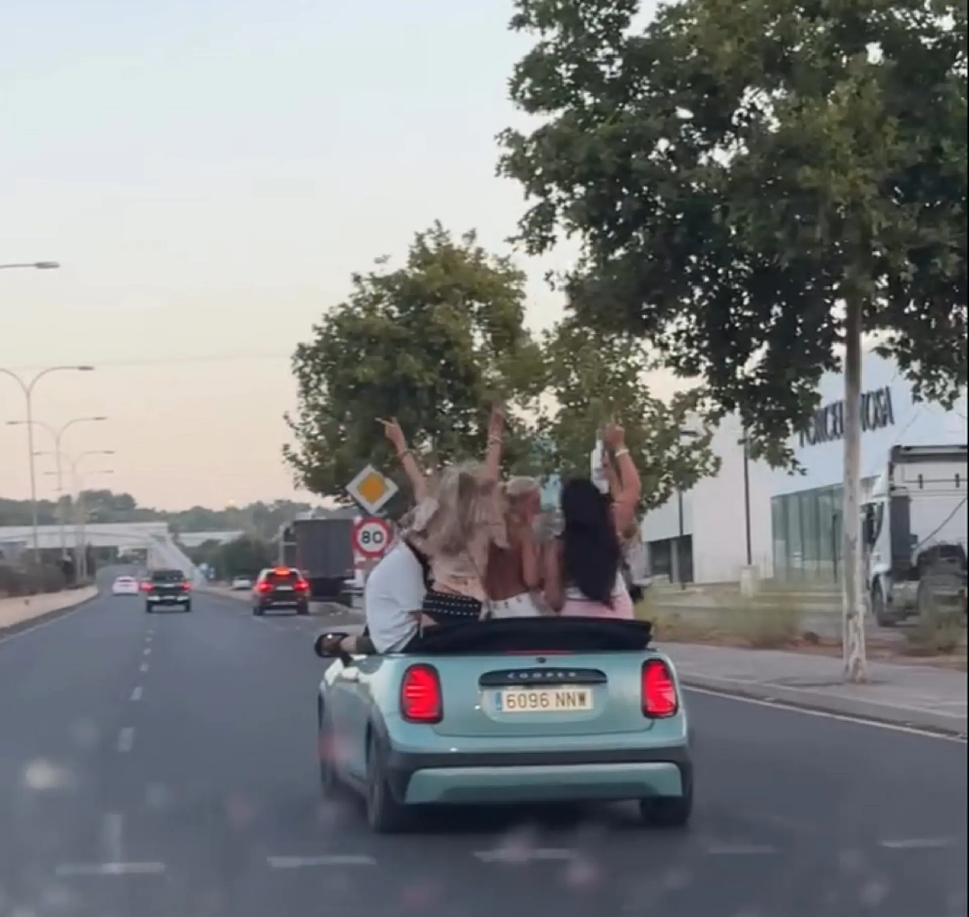 Imprudencias al volante captadas en videos que acaban en denuncias de la Guardia Civil