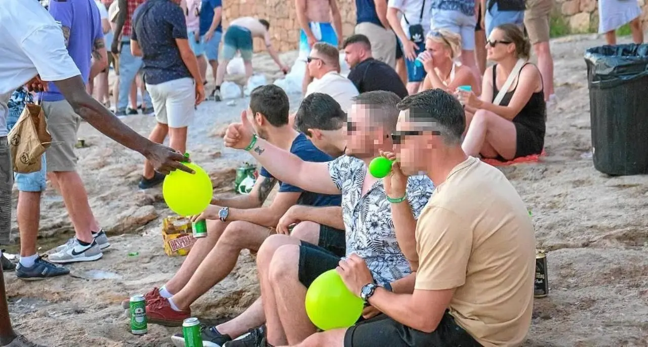 Sant Antoni ve «positivo» que patronales y vecinos pidan también soluciones para acabar con el ‘gas de la risa’