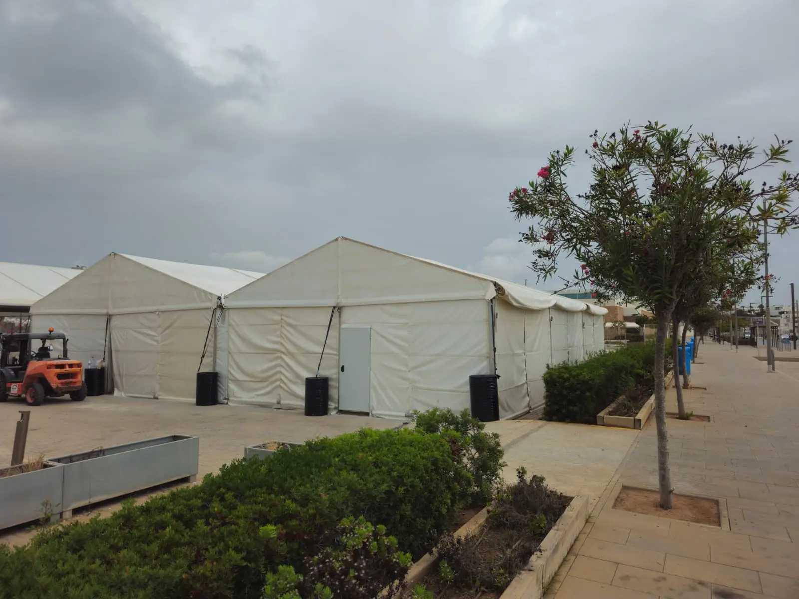 Formentera quiere trasladar ‘menas’ a las carpas del puerto de Ibiza porque Delegación del Gobierno no les deja alojarlos en la Savina