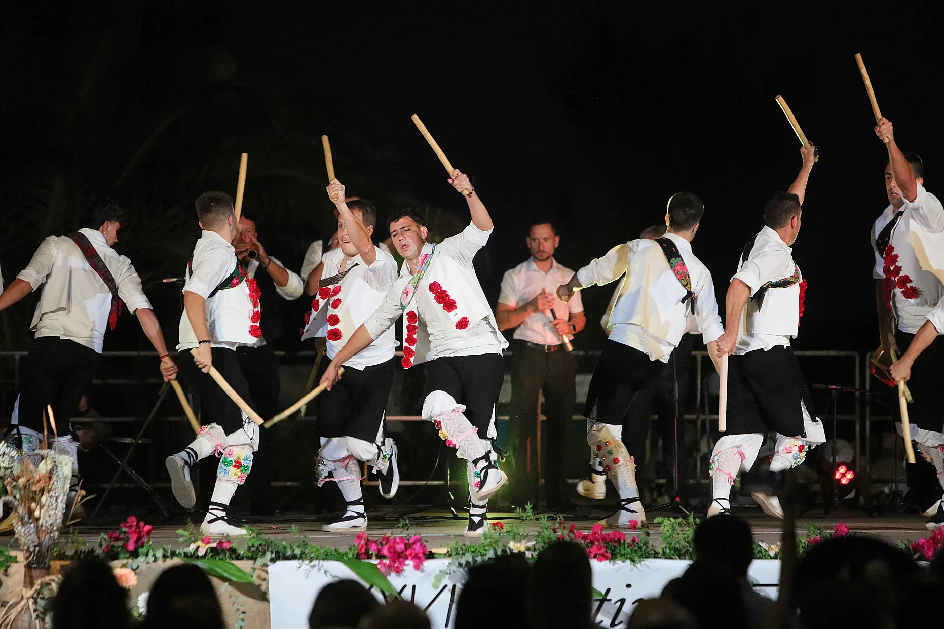 Muñeiras, Dance de Gallur y 'ball pagès' junto al mar