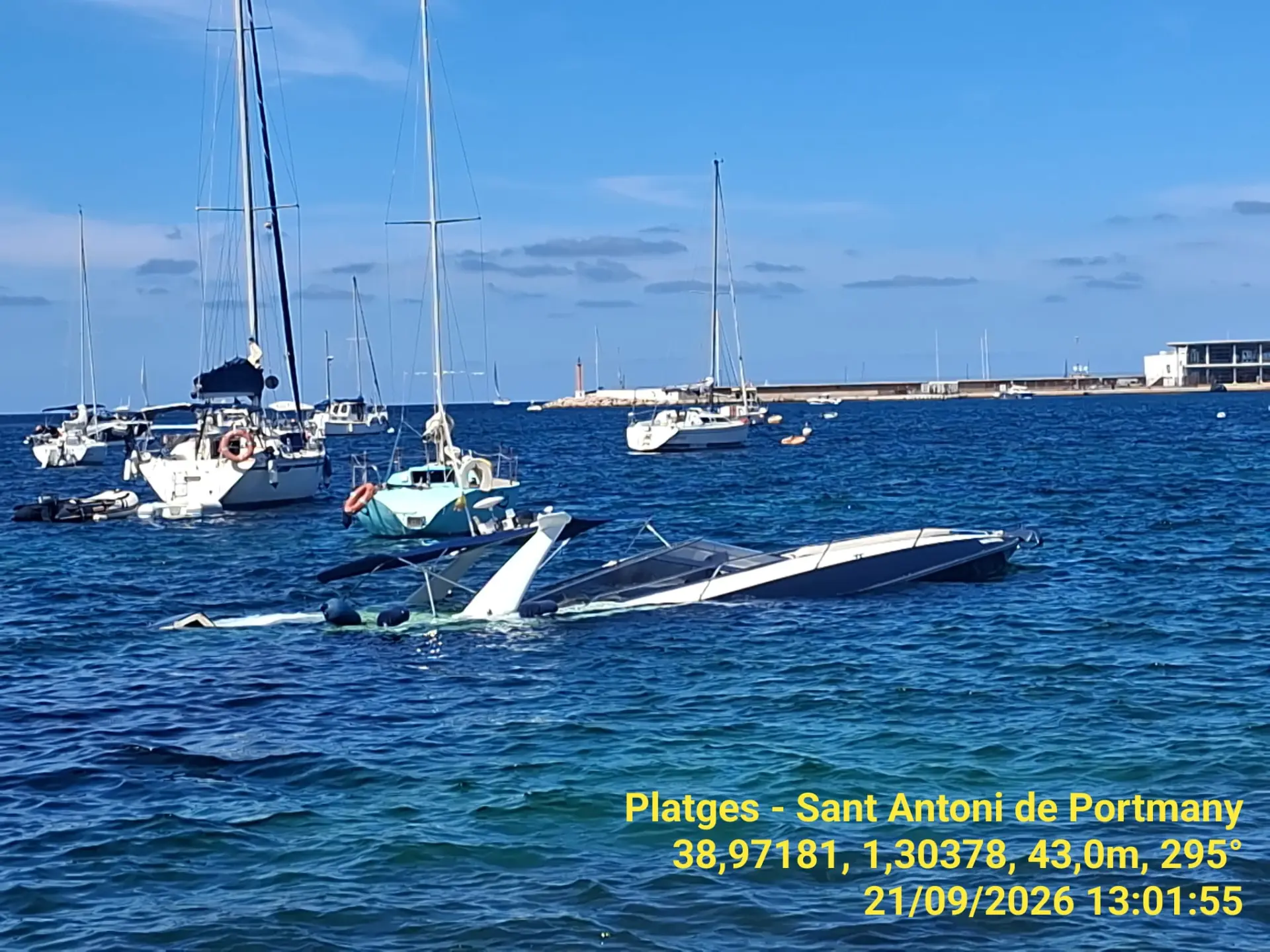 Un barco se hunde mientras fondeaba en una zona no autorizada en una playa de Ibiza y obliga a izar la bandera amarilla