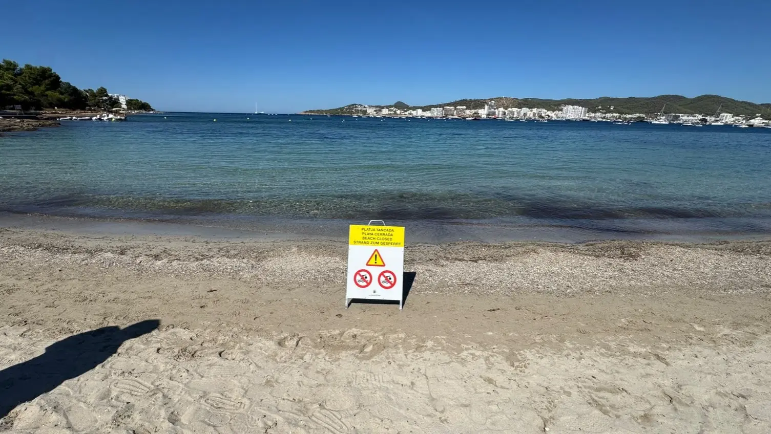 Sant Josep cierra la playa Caló d’en Serral: «Se recomienda no acceder al agua hasta nuevo aviso»