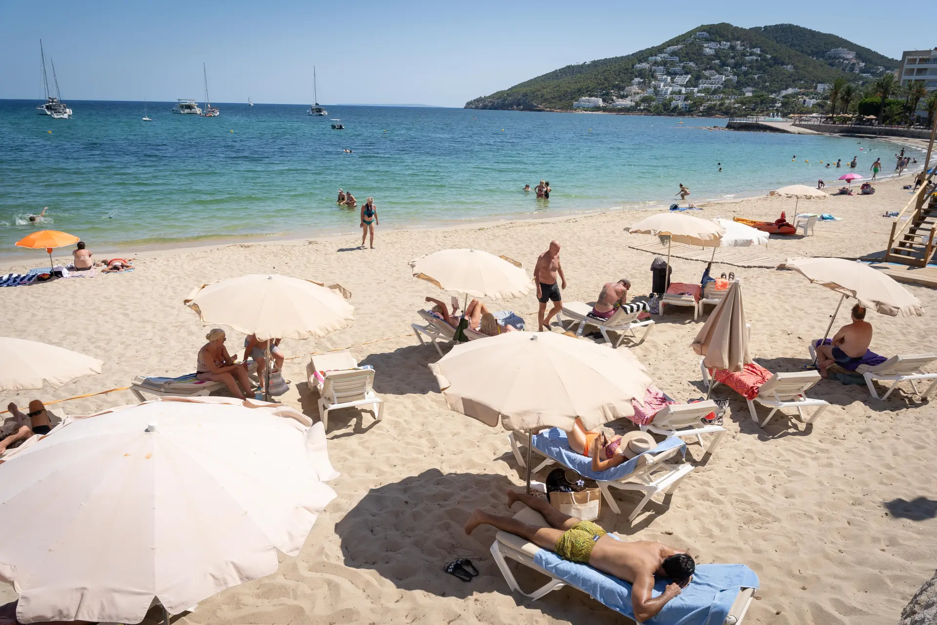 Octubre llega a Ibiza con temperaturas de verano y la lluvia a la vuelta de la esquina