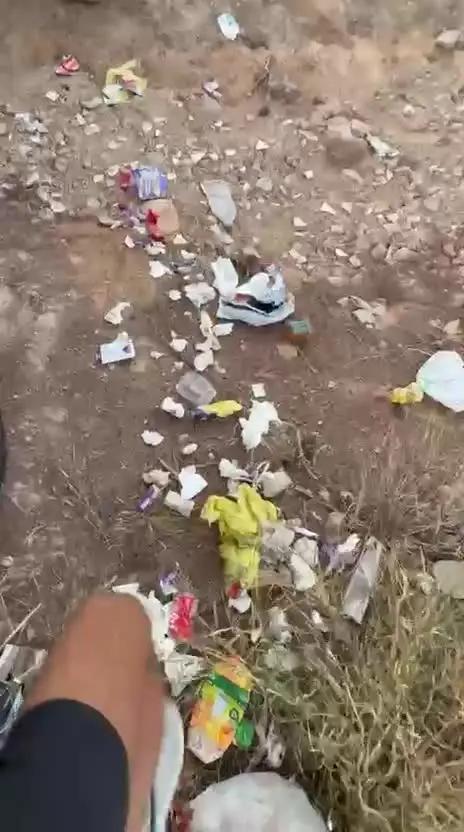 Excrementos humanos, botellas de alcohol, de gas de la risa y basura acumulada en una zona boscosa en Sant Antoni: «Se nos rompe el corazón»