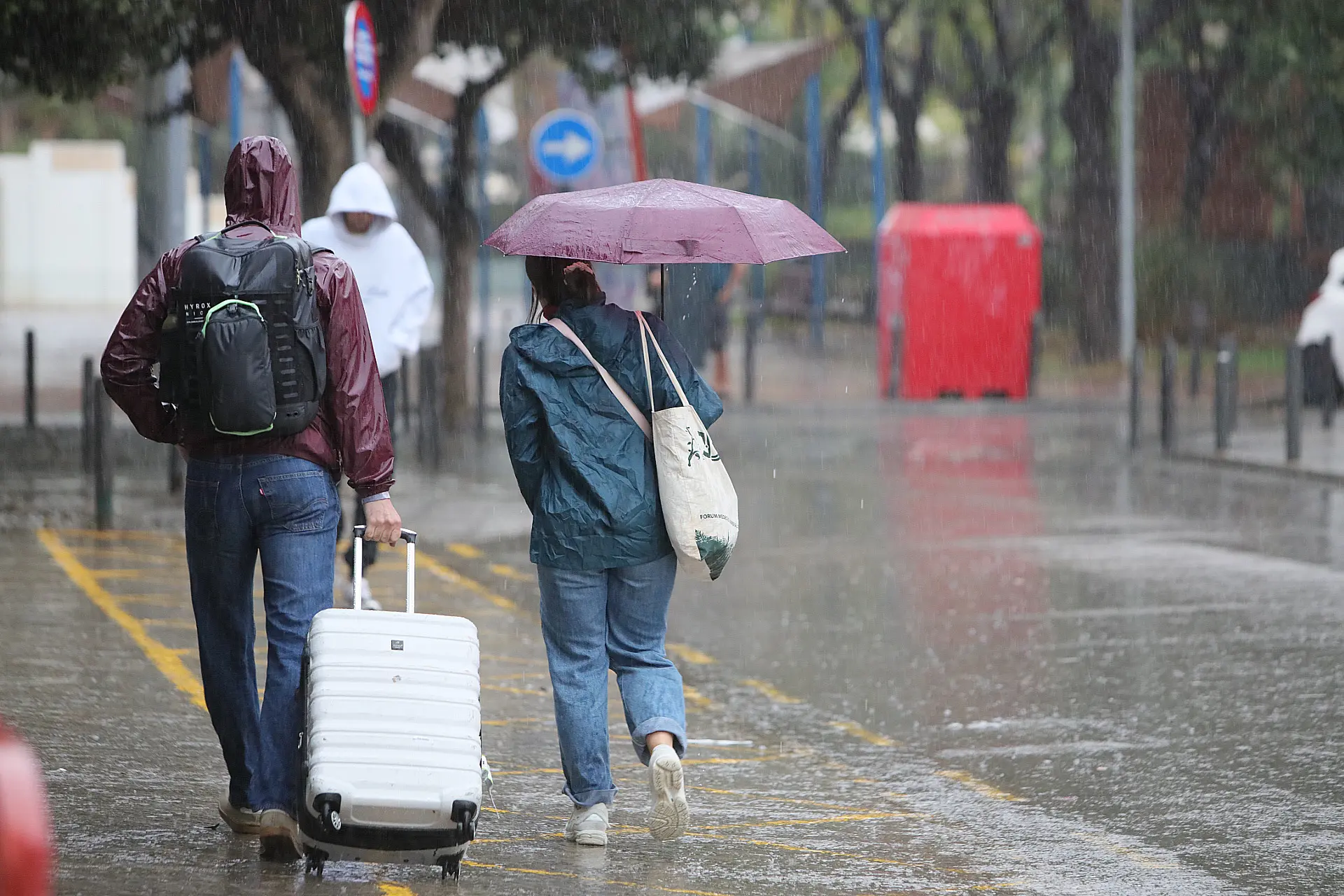 Noche tropical con tormenta eléctrica y fuertes lluvias en Ibiza