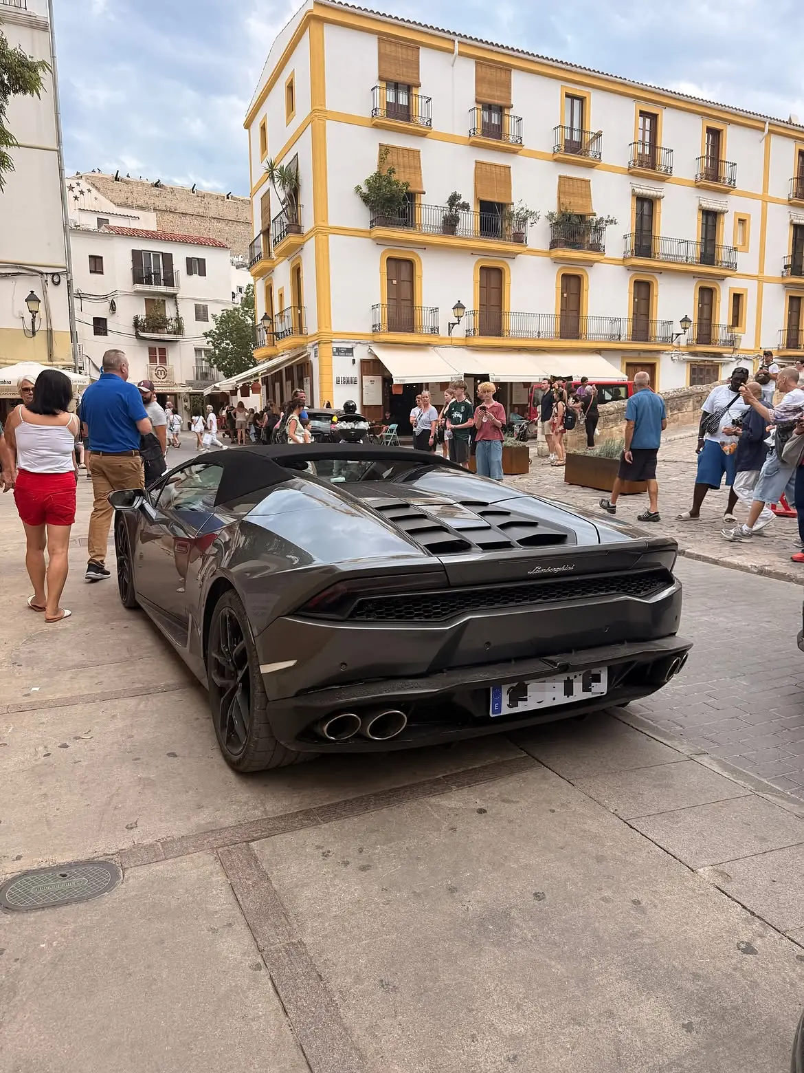 Aparca su 'lambo' en pleno Mercat Vell de Ibiza y le multan con 200 euros