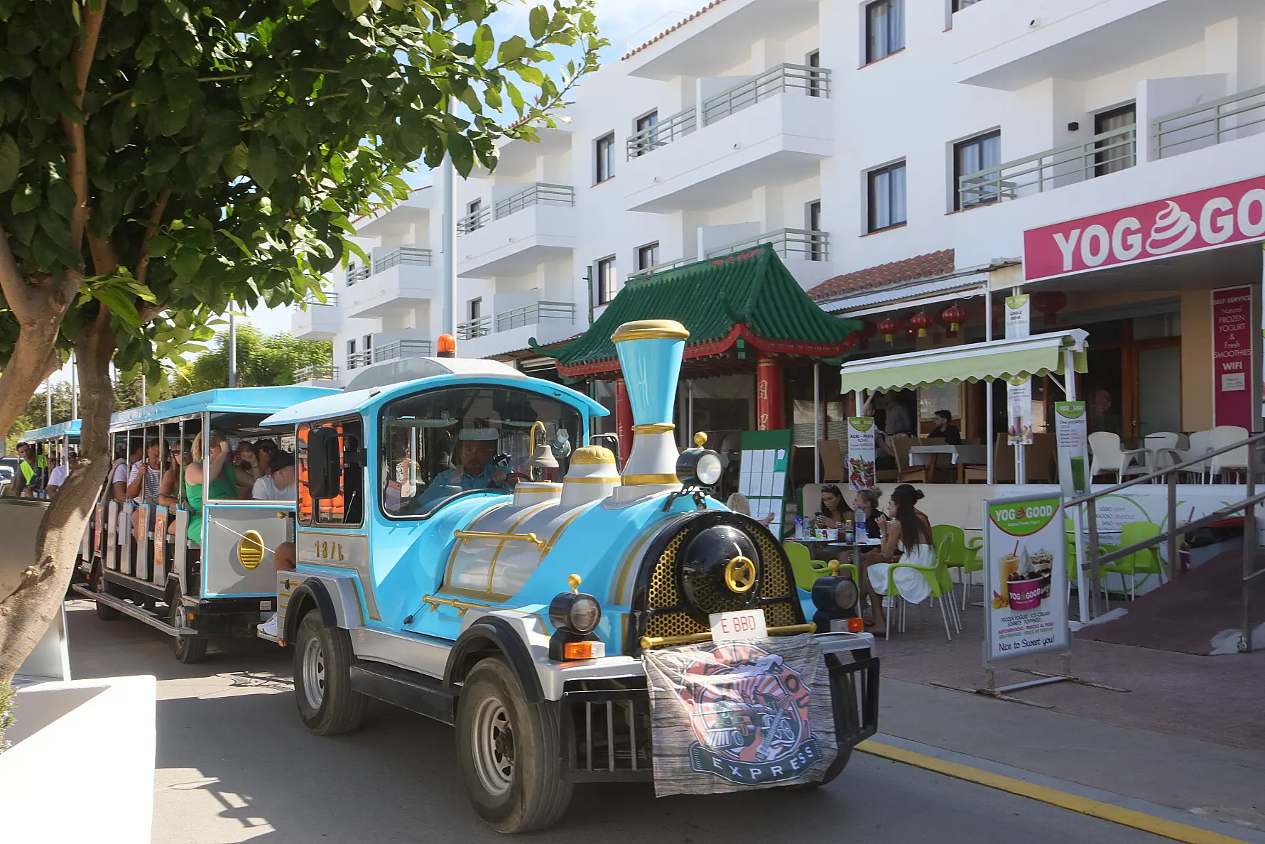 El Cala de Bou Express llena de música las calles y locales de la zona