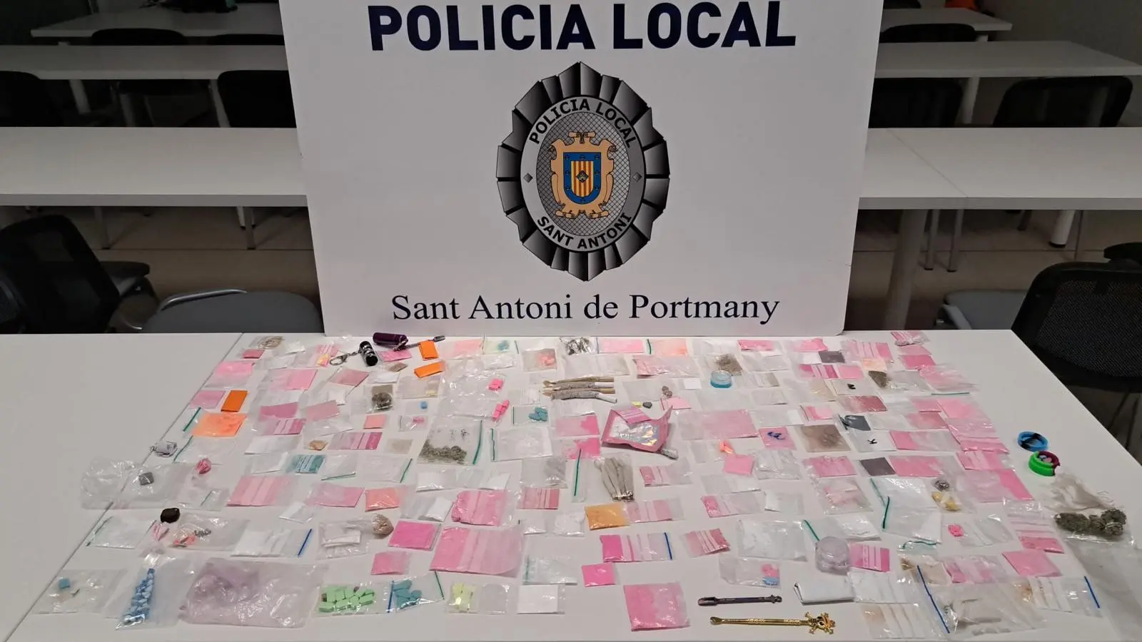 La Policía Local de Sant Antoni levanta 90 actas por drogas durante el cierre de las discotecas