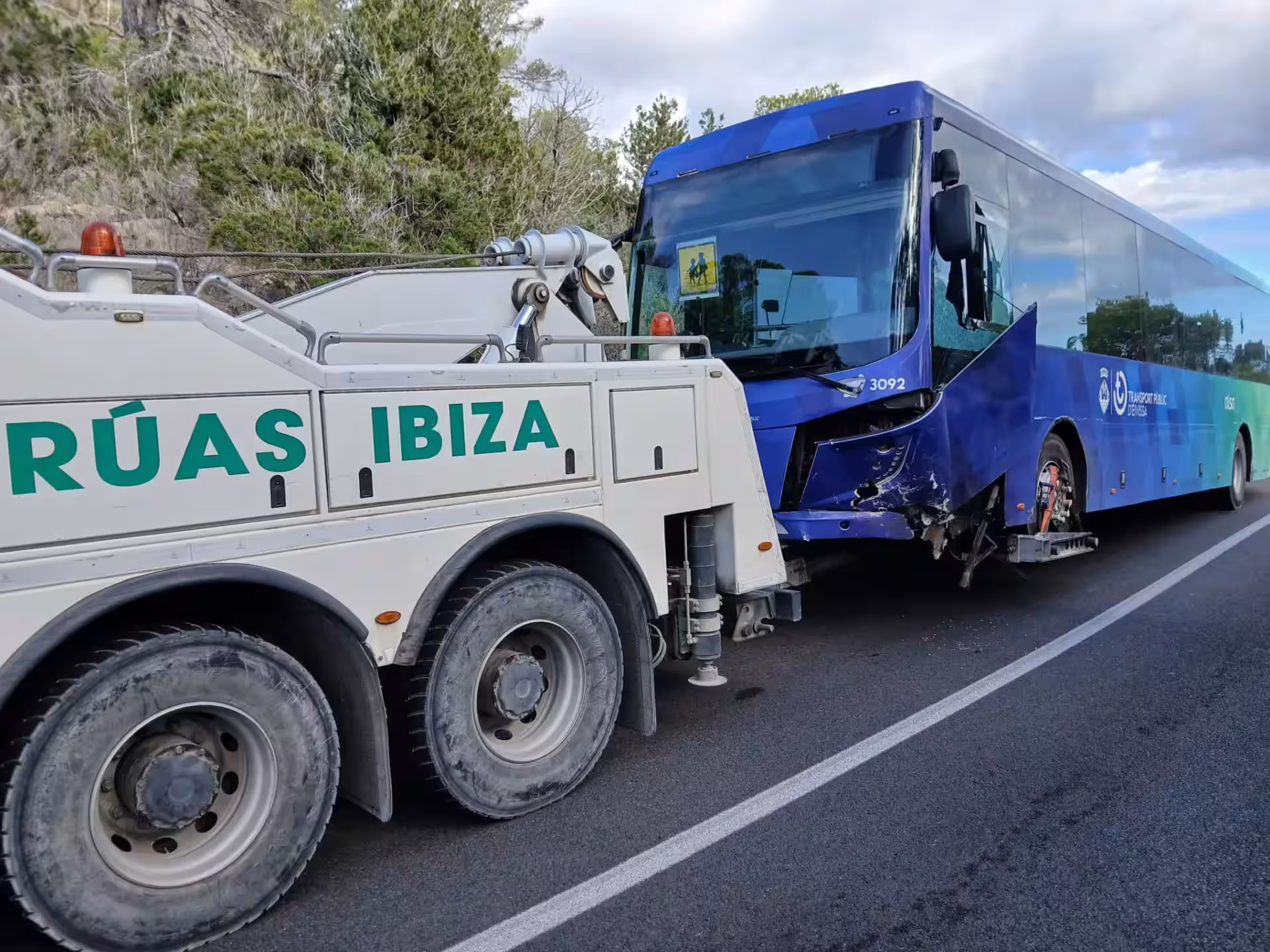 Un coche se empotra contra un bus escolar y obliga a cortar la carretera que une es Cubells con Sant Josep