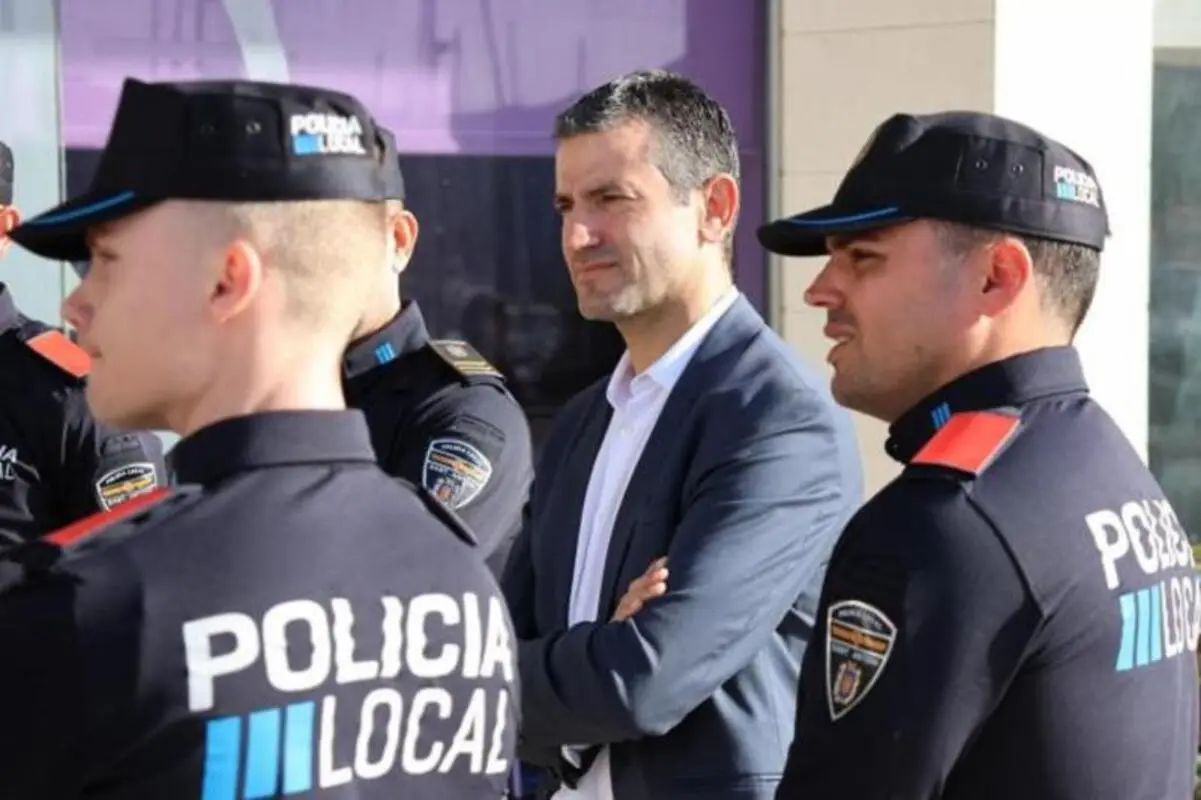 La Policía Local de Sant Antoni dan plantón en la diada insular por el bloqueo de las negociaciones
