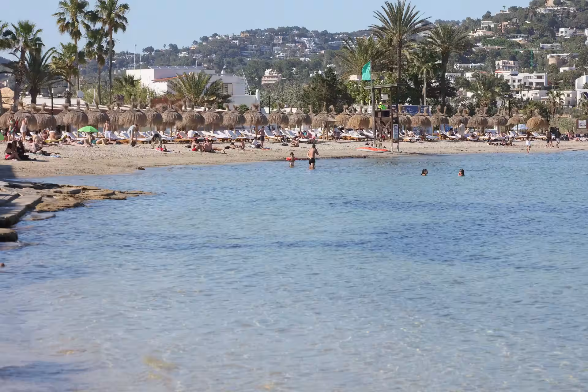 Bandera roja en tres playas de Ibiza: estos son los motivos