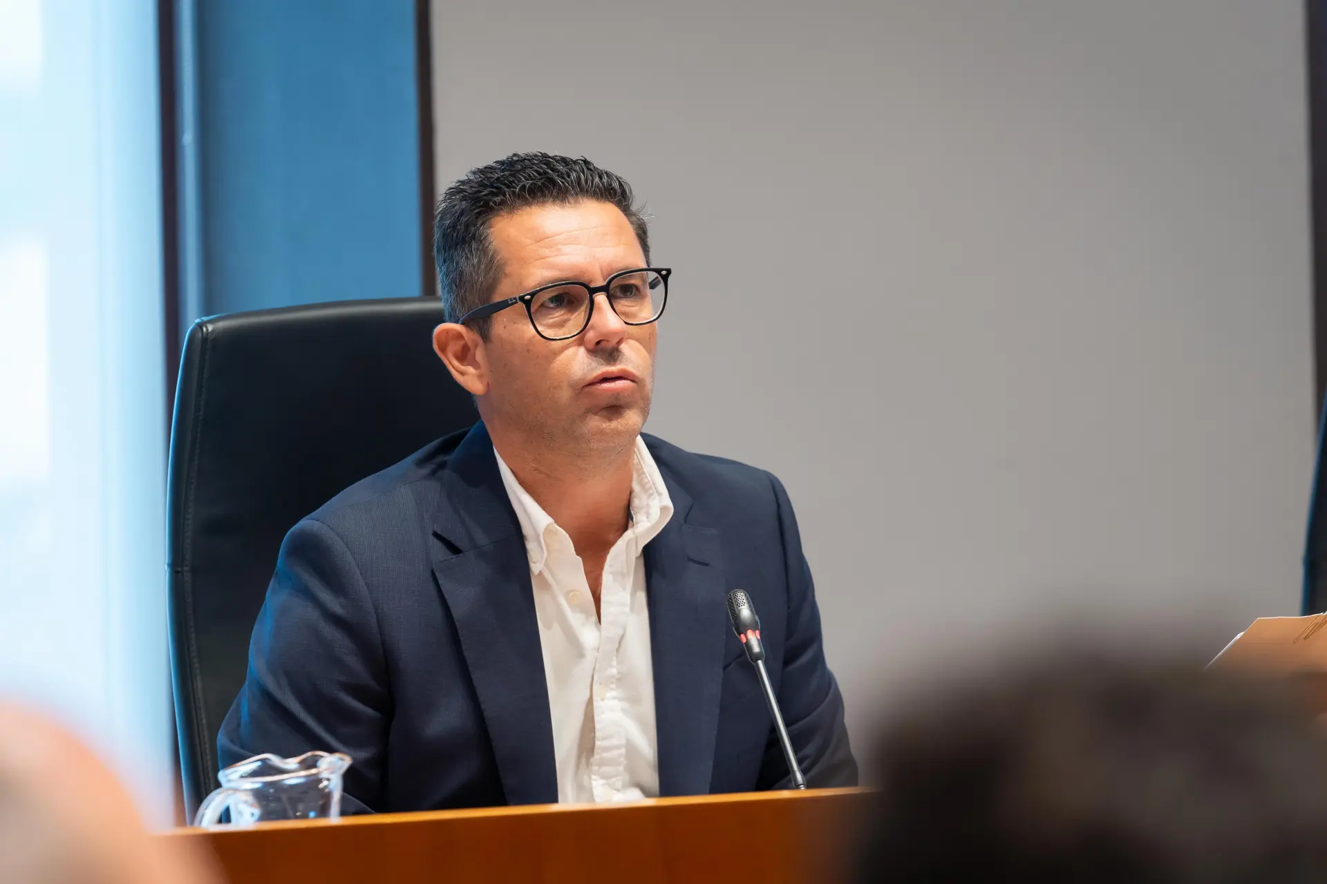VOX advierte a Triguero de que su apoyo «no es un cheque en blanco» y Podemos le acusa de «gobernar para las élites»