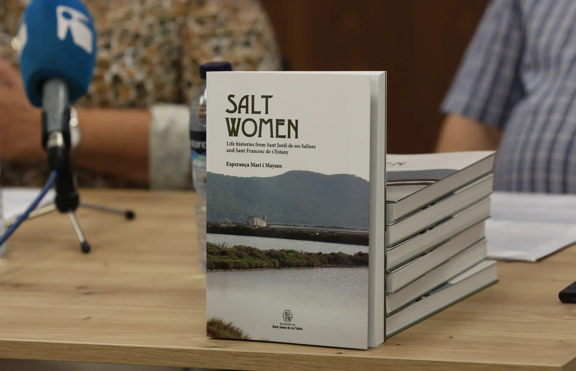 'Dones de la Sal' sigue dando voz a muchas mujeres de Ibiza, ahora en lengua inglesa y española