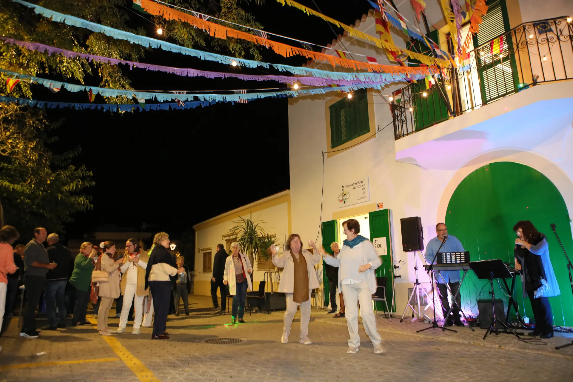 Sant Joan celebra una verbena popular al ritmo de Belma Céspedes