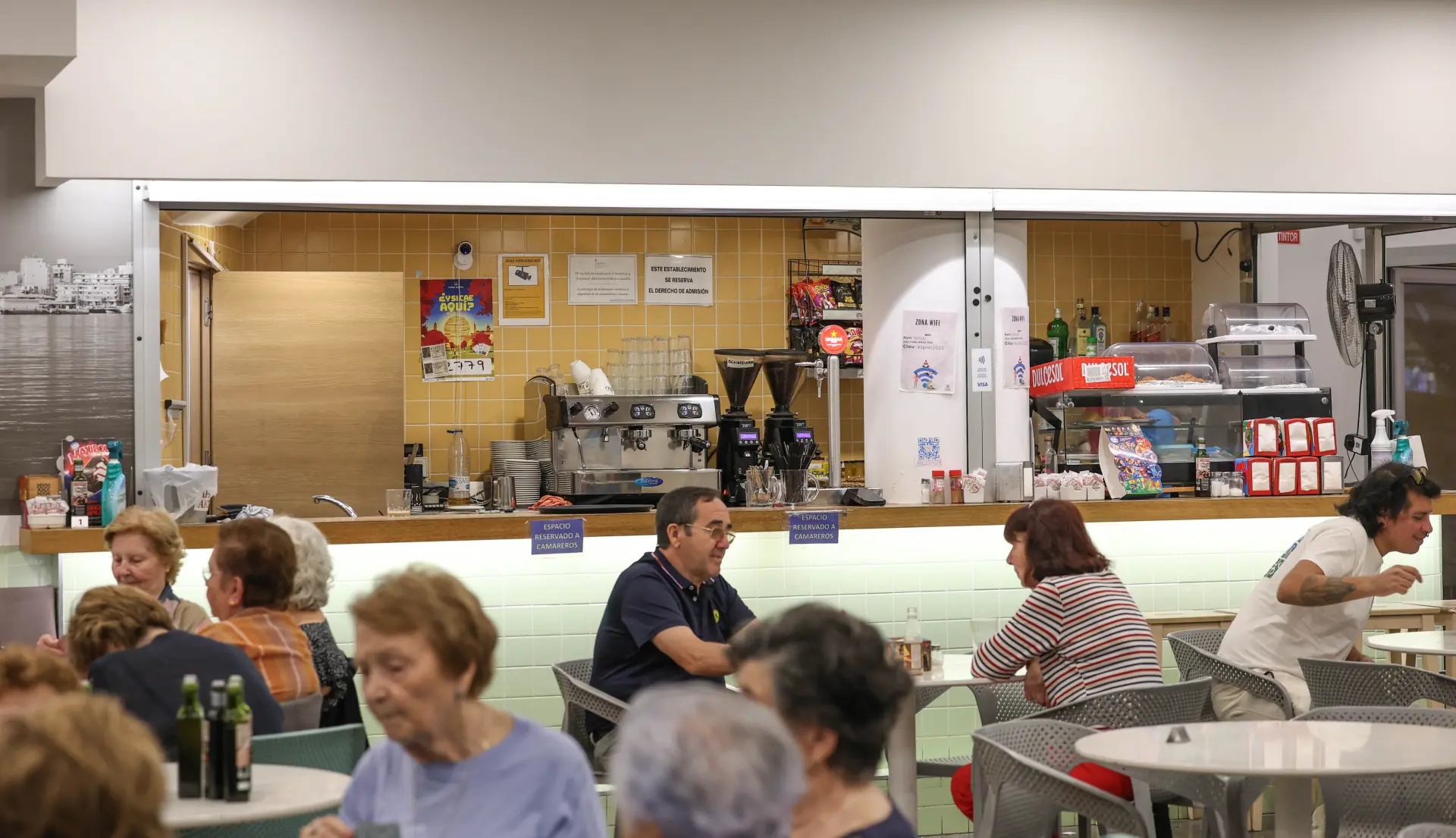 Inquietud y enfado entre los mayores de Can Ventosa: se quedan de forma temporal sin servicio de cafetería