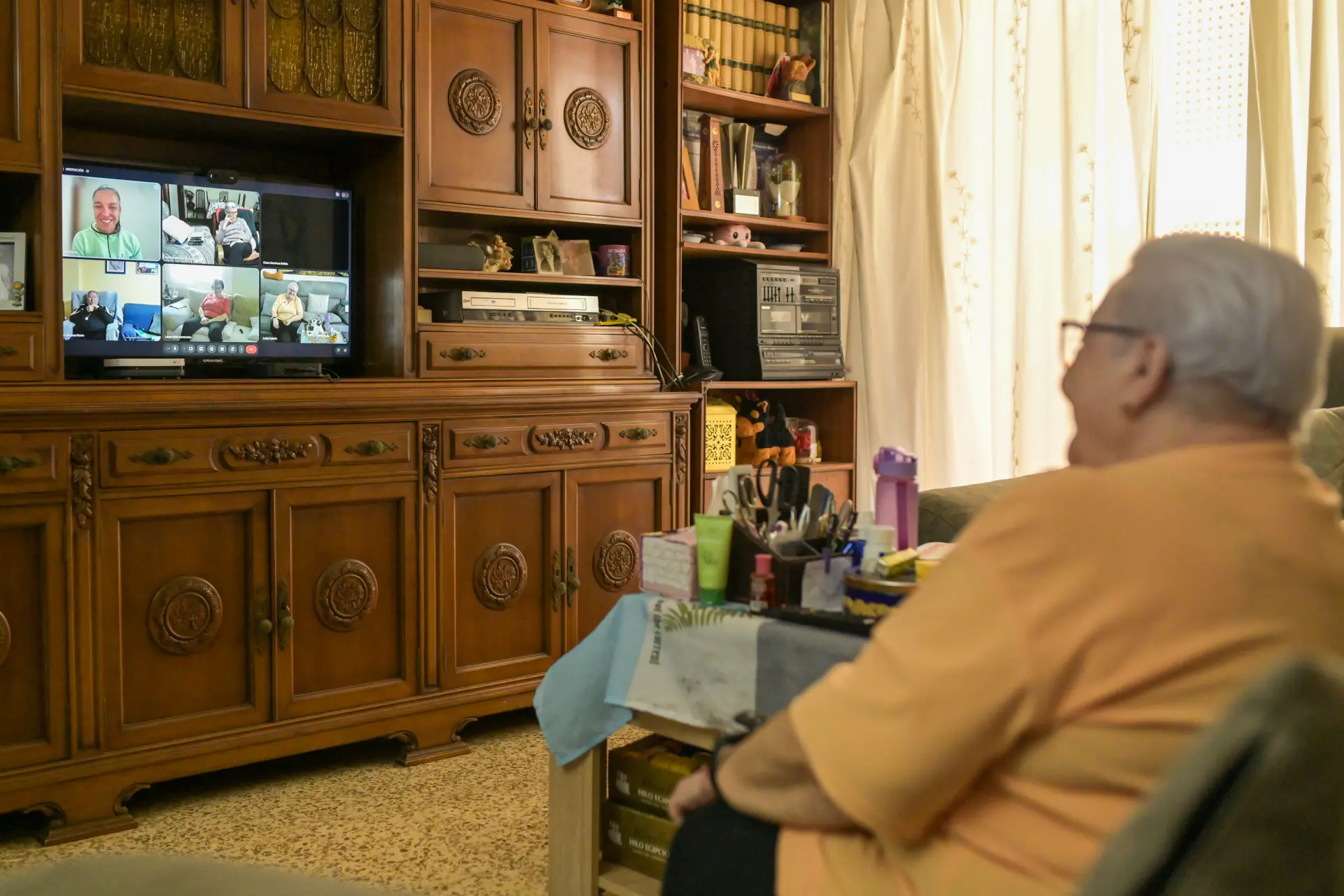 Un novedoso sistema brinda a los mayores de Ibiza poder meditar o practicar gimnasia sin salir de casa
