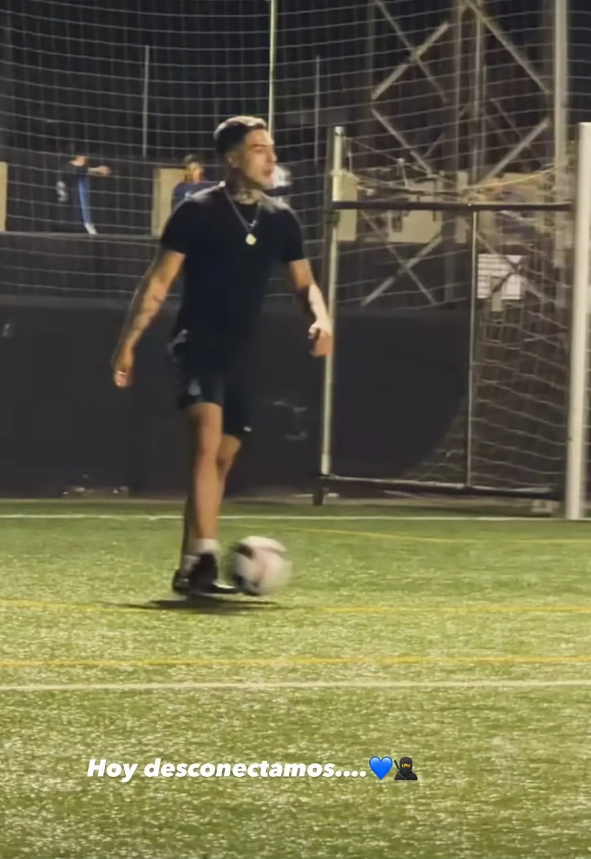 El polémico influencer Naim Darrechi marca un gol decisivo en un partido de fútbol en Mallorca