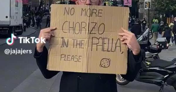Manifestación para que no se ponga más chorizo en la paella