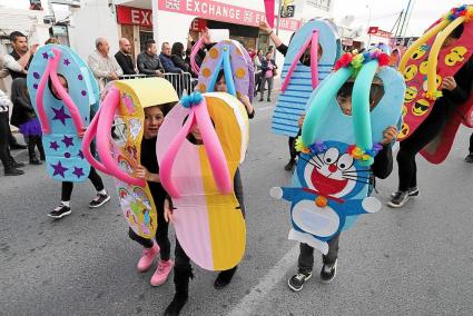 Las originales chanclas del CEIP Sant Antoni, que ganó en la categoría de colegios.